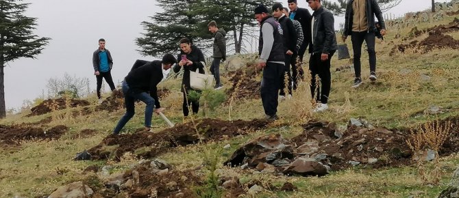 Atatürk Tepesi’nde fidanlar toprakla buluştu
