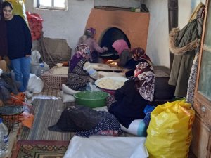 Kadınhanı Kaymakamlığı ve halk işbirliği ile deprem bölgesine ekmek yapılıyor