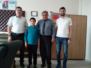 DUYARLI ÖĞRENCİ AYGÜN'E, MİLLİ EĞİTİM MÜDÜRÜ'NDEN TEBRİK