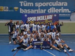Spor Okulları Olimpiyatları’nda Kız Voleybol Takımı Şampiyon oldu